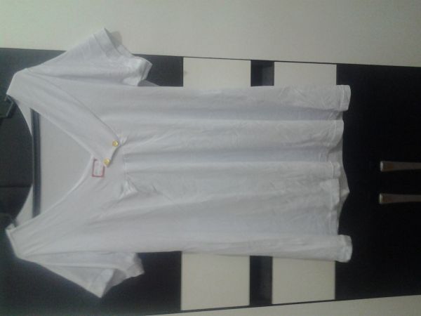 blusa branca com botoes dourado