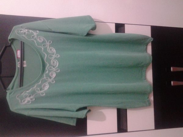 blusa verde com detalhe na gola