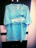 camiseta masculina azul clara com estampa