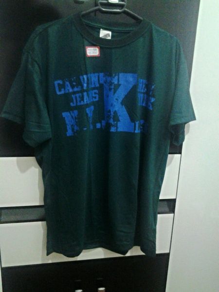 camiseta masculina verde escura com estampa