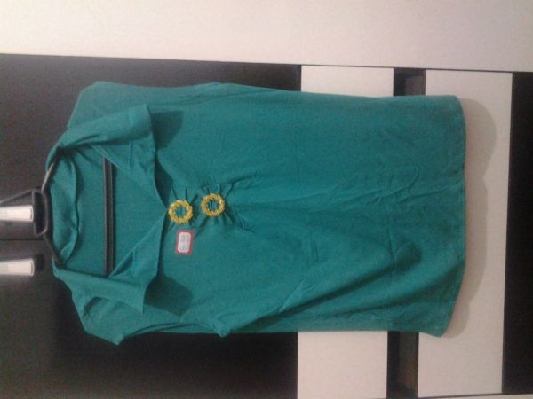 regata verde com detalhe em dourado