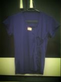 blusa lilás com detalhe em tiras do lado