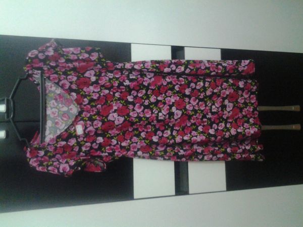 vestido florido com fundo escuro
